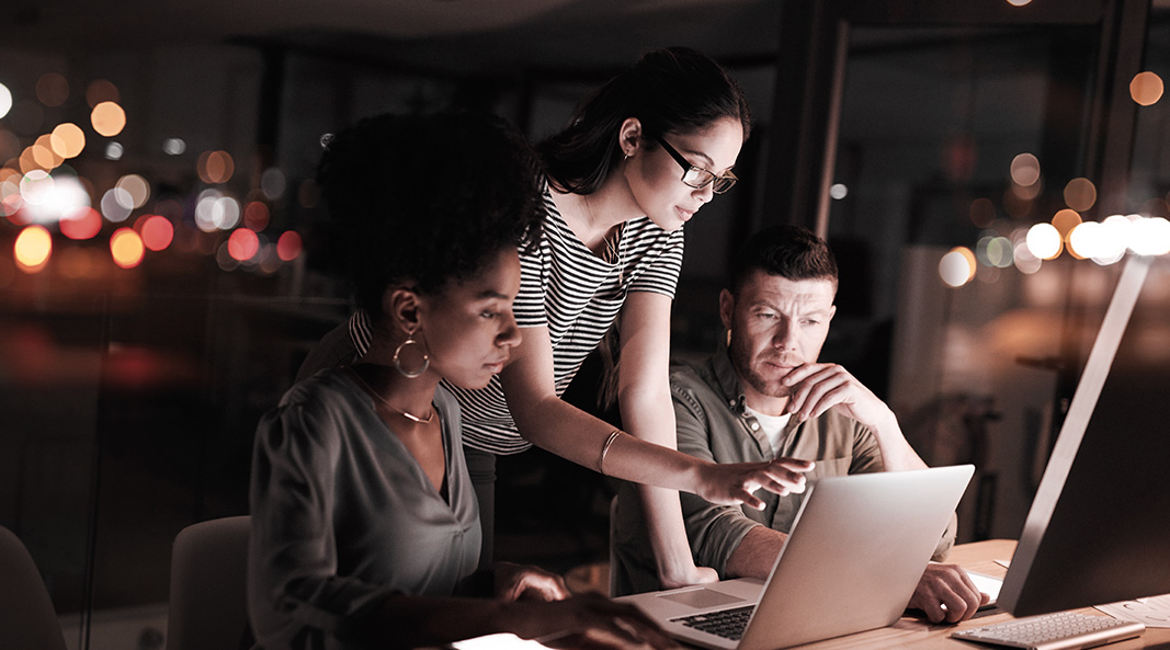 利用易于部署的用户身份和访问功能简化零信任操作